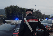 Avellino, carabiniere libero dal servizio sventa truffa dello specchietto: due arresti