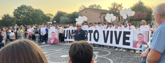 Pietrelcina, fiaccolata per Umberto: un silenzio surreale accompagna l’inizio del corteo