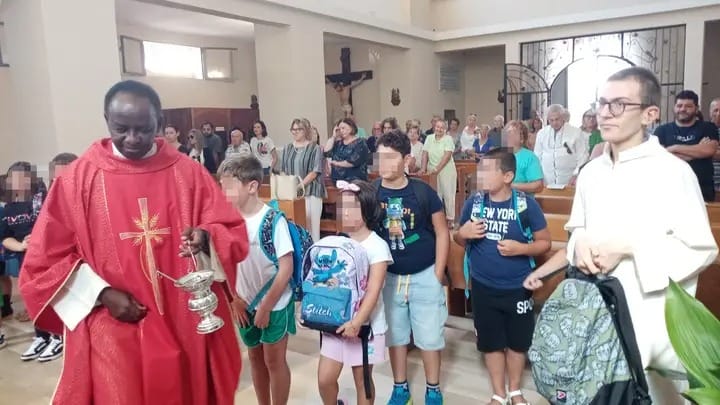 Ad Arpaise la benedizione degli studenti, insegnanti e zaini, per affidare a Dio l’anno scolastico