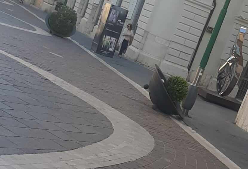 Danneggia le fioriere del Corso: fermato cittadino ucraino a Benevento