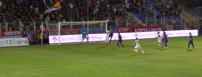 Casarano-Benevento: 1-0. L’autogol di Pierozzi costa la sconfitta ai giallorossi e consegna la prima vittoria alla neopromossa