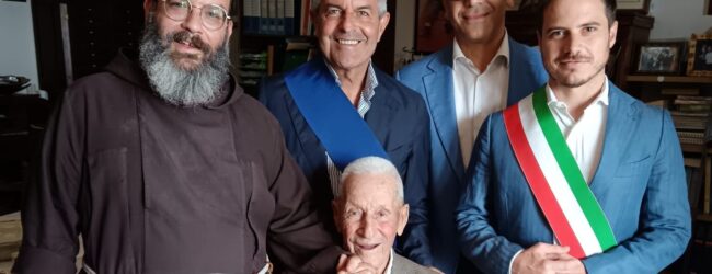 Pietrelcina festeggia i 105 anni di zi’ Alberto Orlando, ultimo testimone diretto di Padre Pio