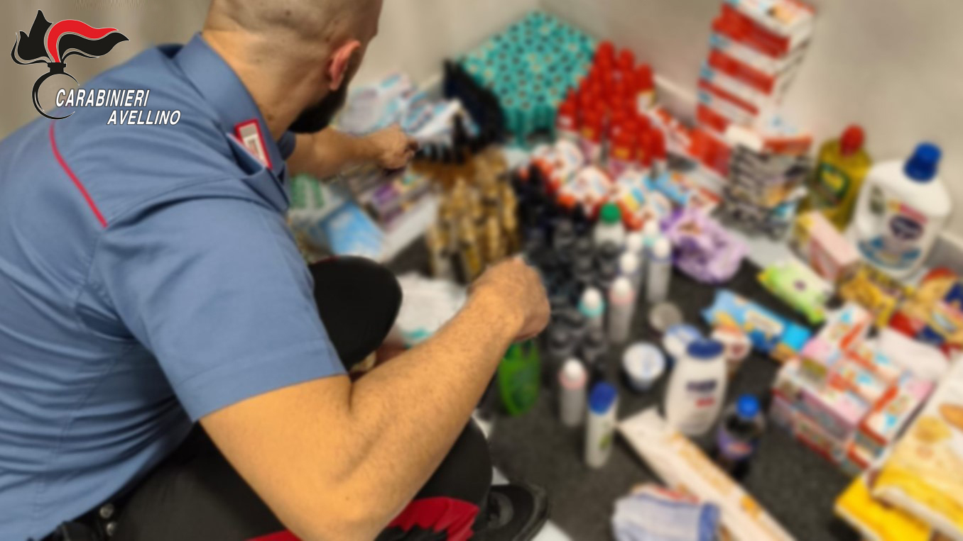 Avellino, giovane coppia sorpresa con refurtiva: denunciati dai Carabinieri per furto aggravato in concorso