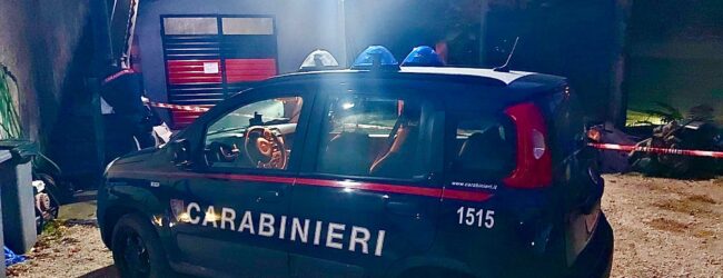 Montella (AV): officina fantasma nel parco regionale, i Carabinieri denunciano un 37enne e sequestrano l’intera area.