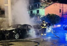 Incendio a Solofra, due auto in fiamme: intervento dei Vigili del Fuoco