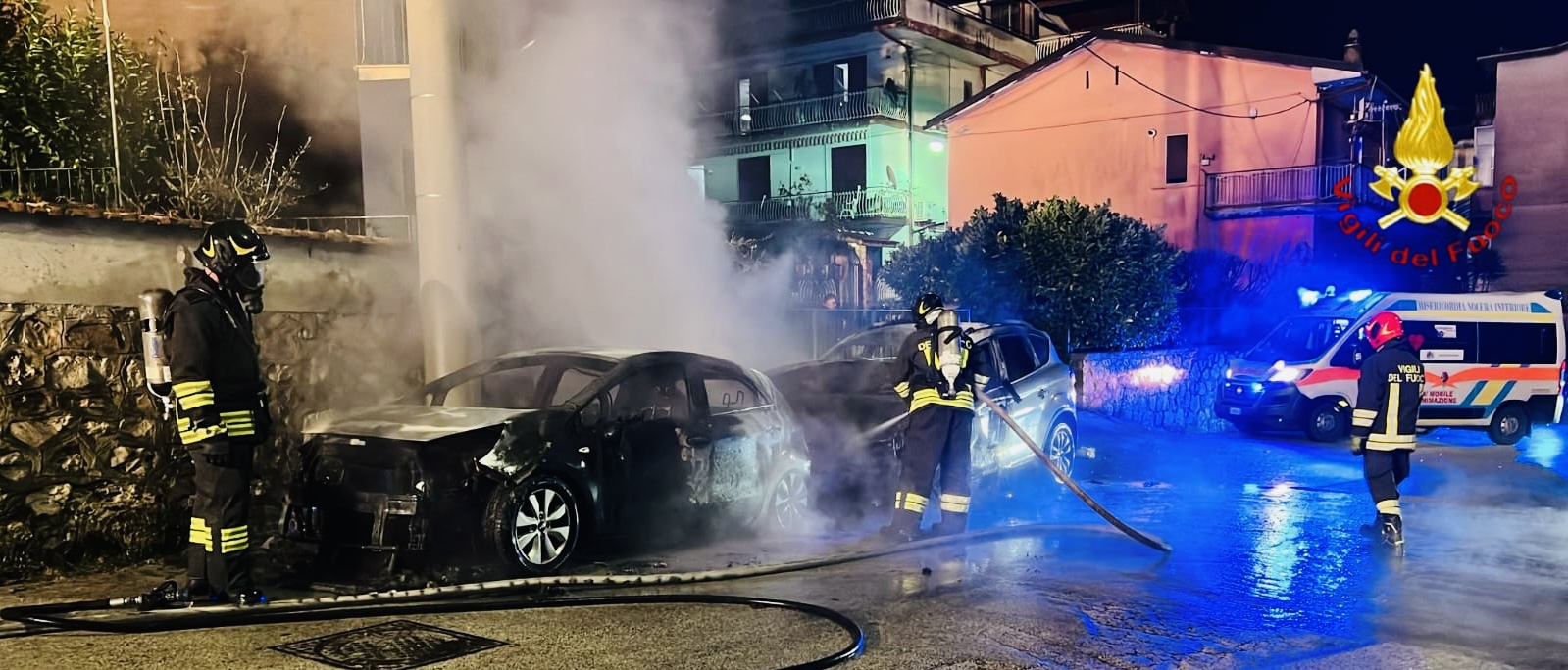 Incendio a Solofra, due auto in fiamme: intervento dei Vigili del Fuoco