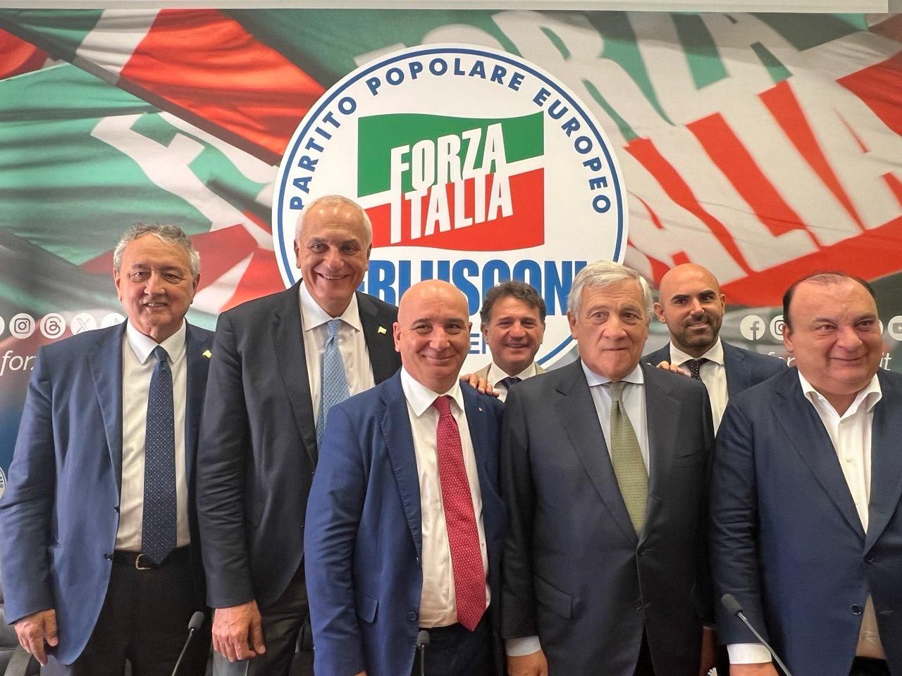 Campania, Martusciello (FI): “Onda azzurra in arrivo, 21 sindaci e oltre 100 consiglieri aderiscono a Forza Italia”