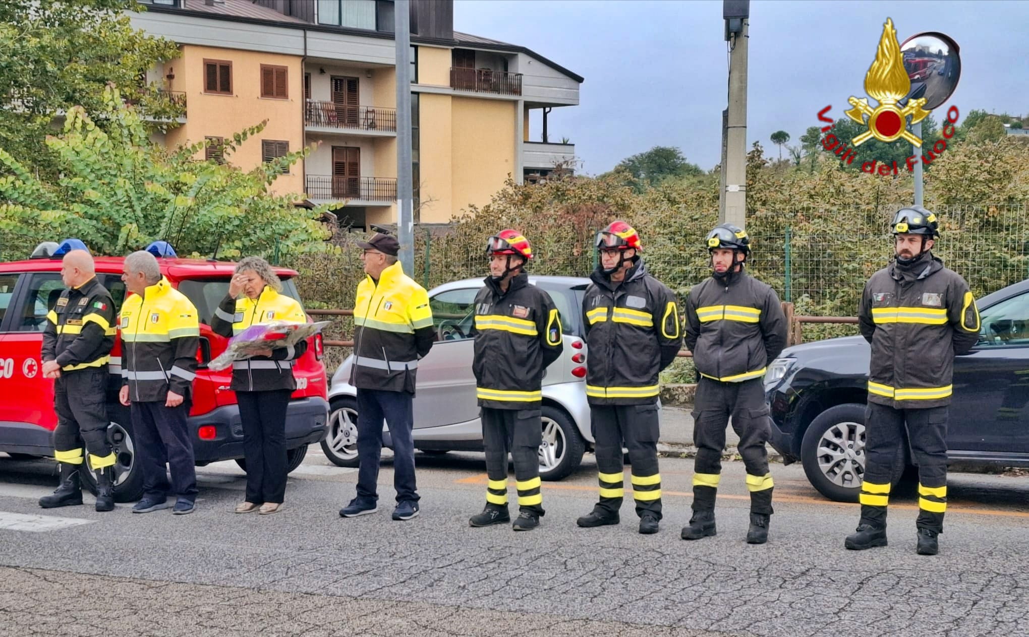Avellino, i Vigili del Fuoco in visita al Comando dei Carabinieri: cordoglio per i tre militari caduti a Castel d’Azzano