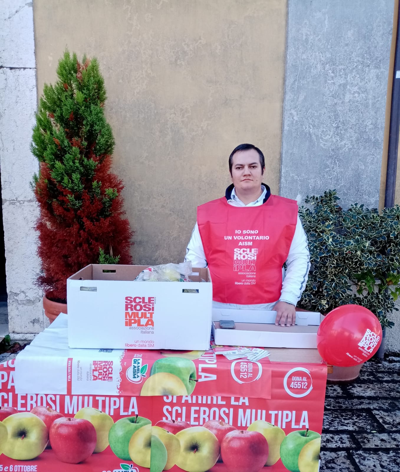 Arpaise, la Pro Loco Generoso Papa è scesa in Piazza Chiesa per “La Mela AISM”