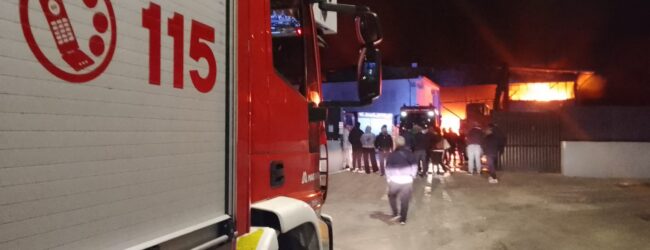 Fiamme nella zona industriale di Forchia