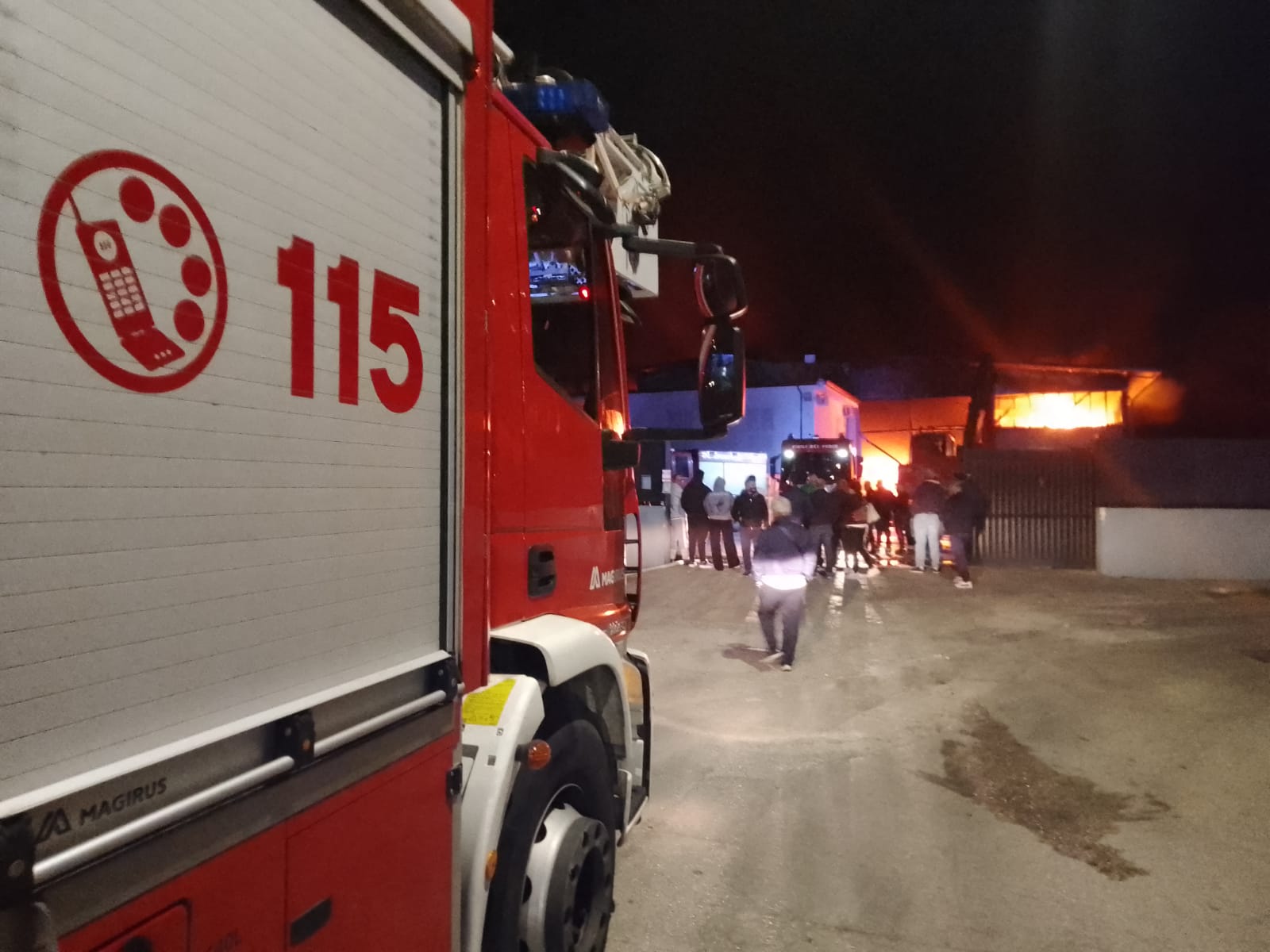 Fiamme nella zona industriale di Forchia