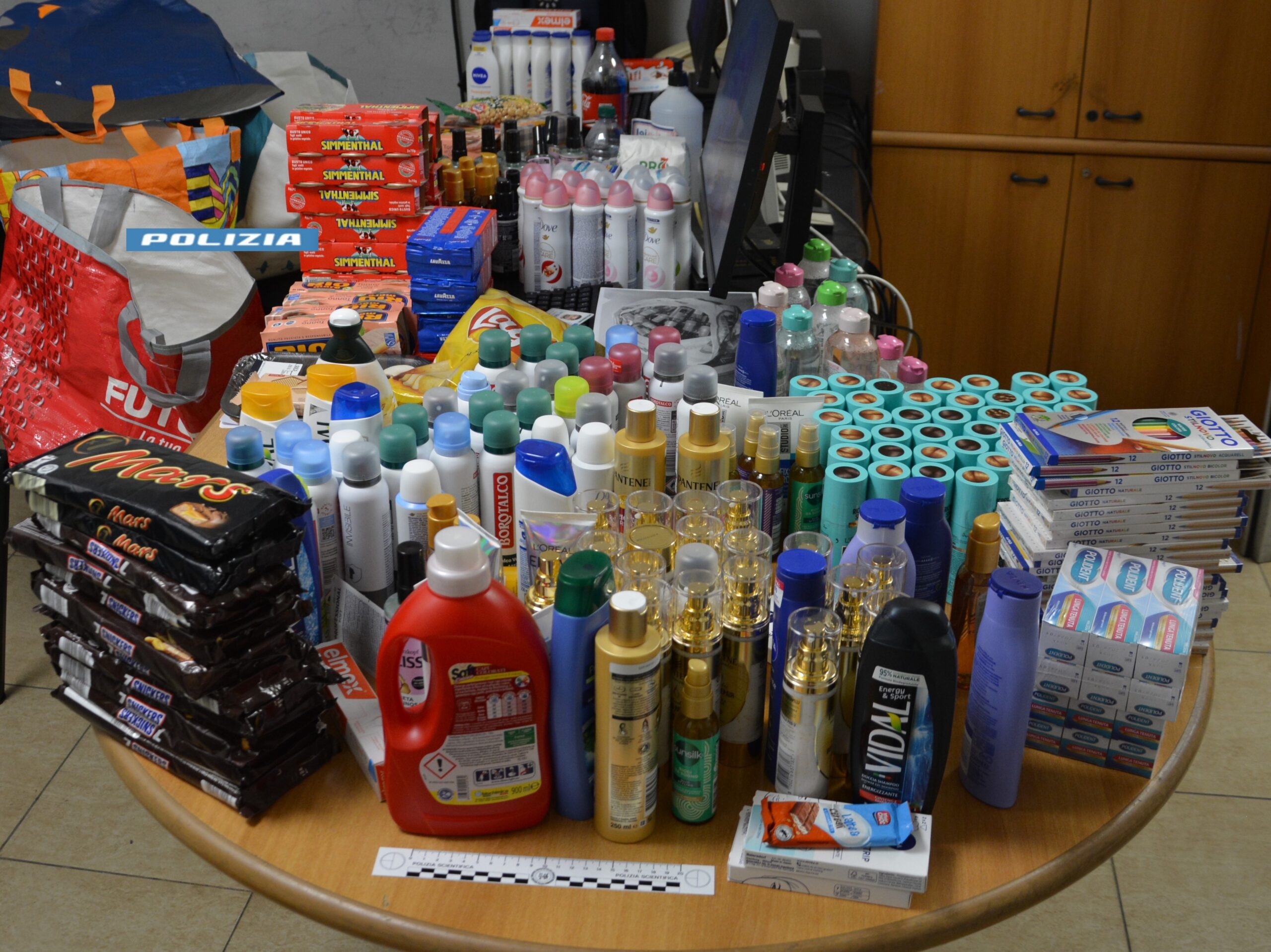 Benevento, ruba cosmetici e alimenti per 2.000 euro: arrestato 30enne