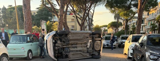 Incidente stradale al Viale Atlantici: quattro auto coinvolte e due feriti lievi