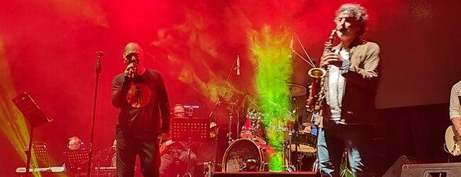 Ironia senza tempo: l’Opera Squallid Orchestra trascina il pubblico beneventano