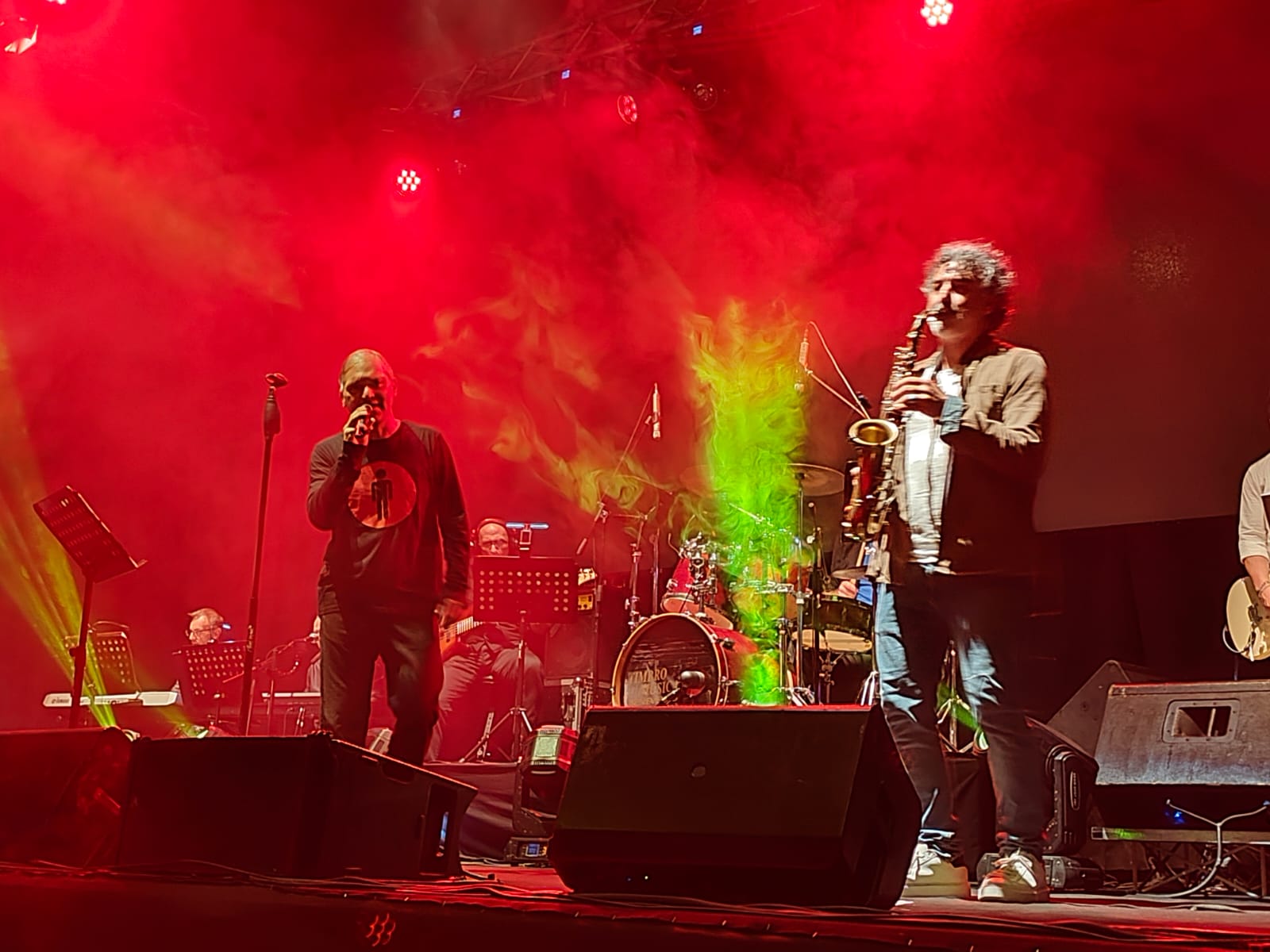 Ironia senza tempo: l’Opera Squallid Orchestra trascina il pubblico beneventano