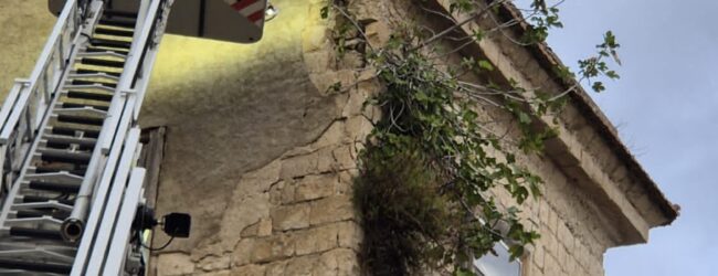 Rischio crollo edificio, chiusa via Adua