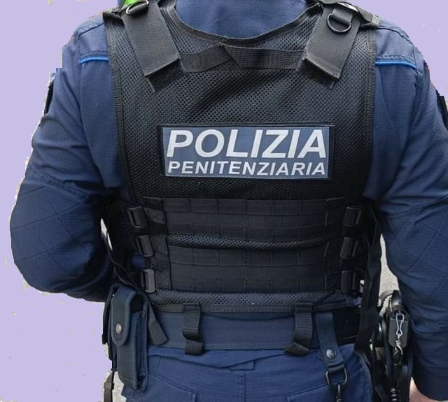 Benevento, arrestato baby corriere di 15 anni dalla Polizia Penitenziaria: nascondeva centinaia di dosi di hashish nelle scarpe per il padre detenuto