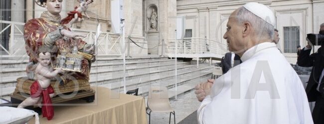 San Lorenzo Maggiore: la statua di San Lorenzo Martire benedetta in Vaticano da Papa Leone XIV