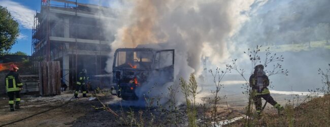 Fiamme in una betoniera nel comune di Paupisi: intervento tempestivo dei Vigili del Fuoco