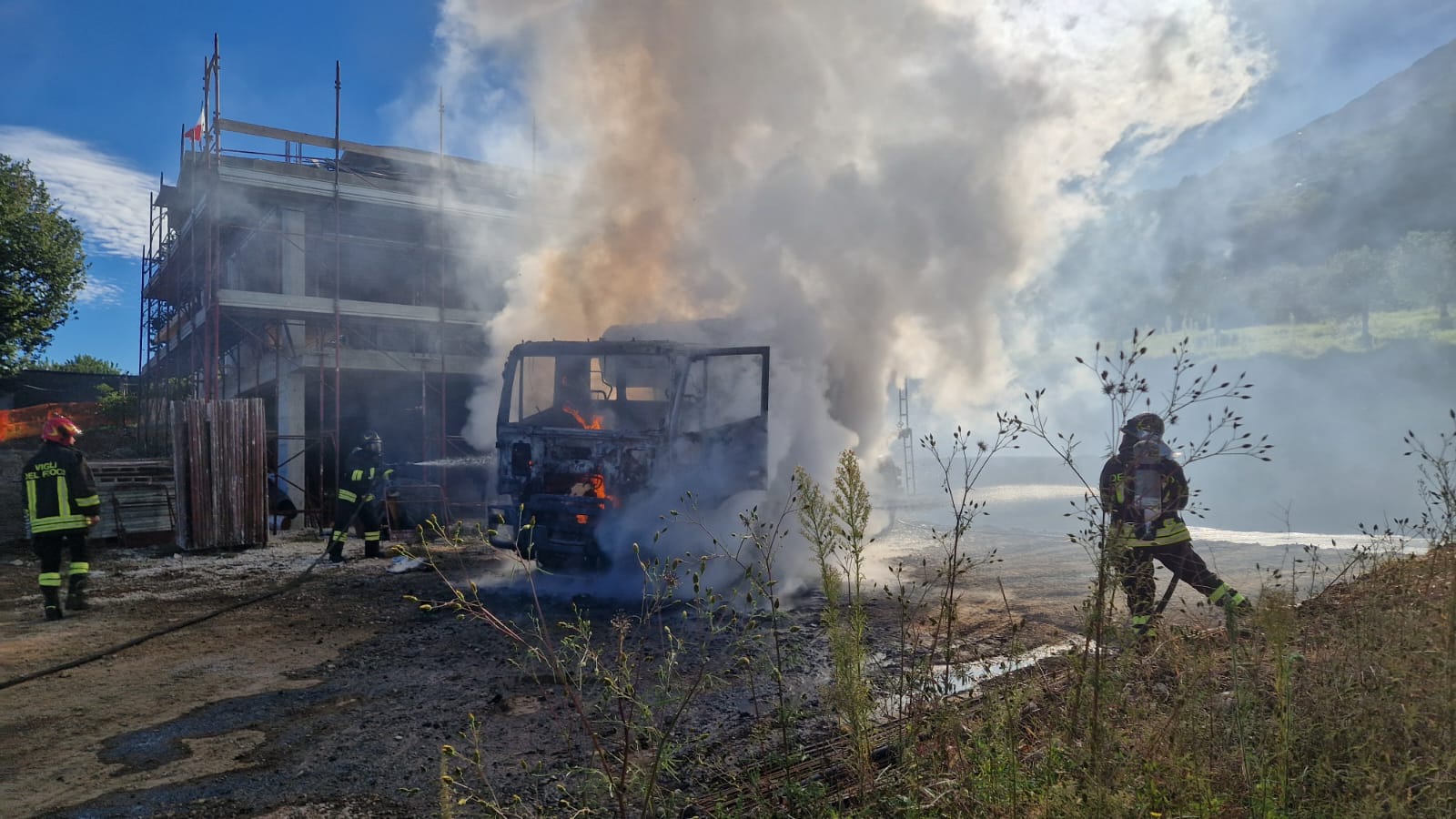 Fiamme in una betoniera nel comune di Paupisi: intervento tempestivo dei Vigili del Fuoco