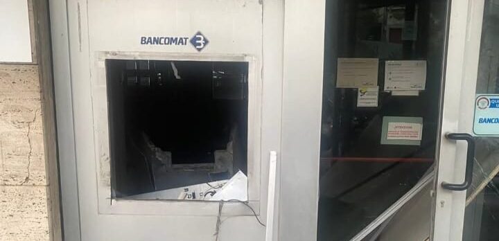 Guardia Sanframondi: fanno esplodere il bancomat, raid nella notte