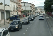 “Lasciate ogne speranza, voi che… passate”, le code infinite di Cancello Scalo