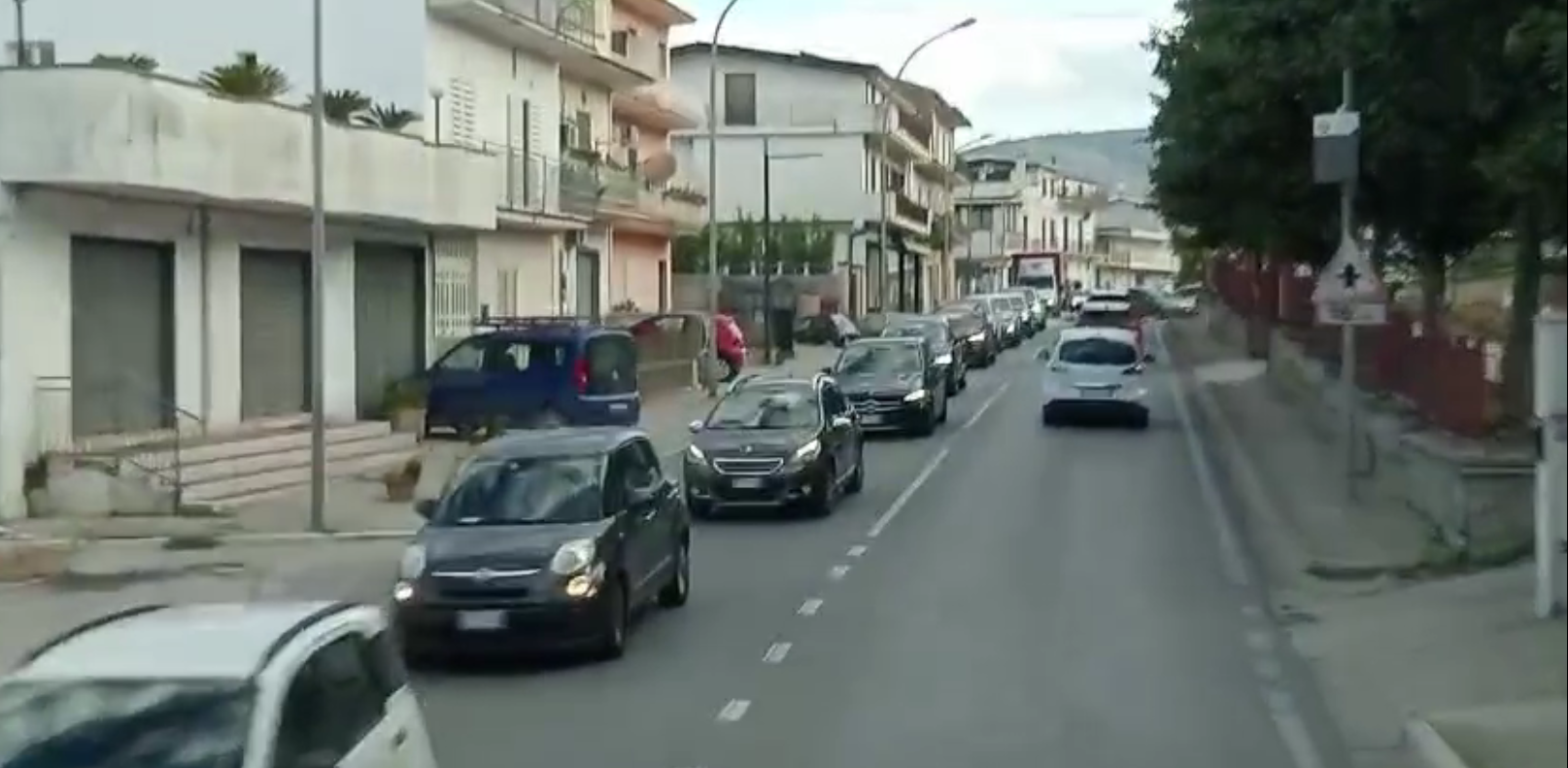 “Lasciate ogne speranza, voi che… passate”, le code infinite di Cancello Scalo