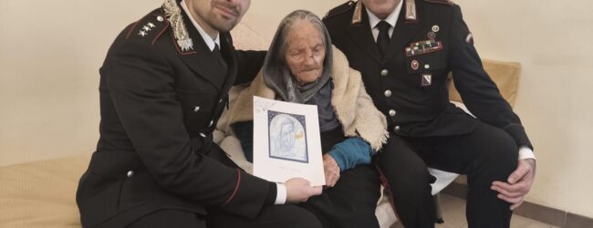 115 anni, i Carabinieri festeggiano nonna Laurina