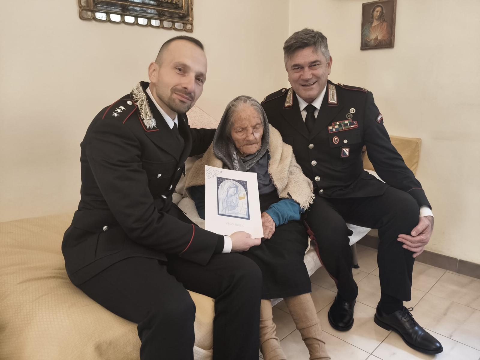 115 anni, i Carabinieri festeggiano nonna Laurina