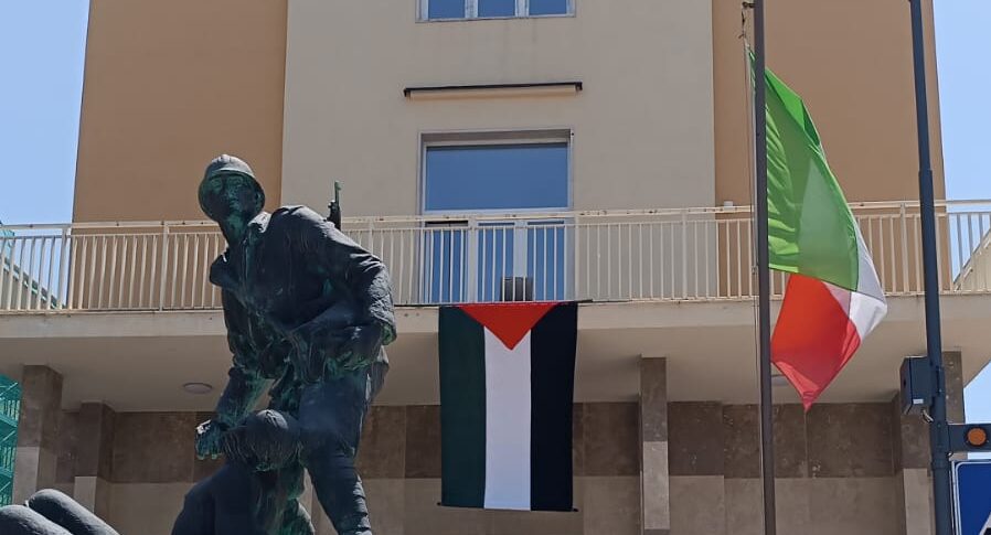 Palestina: il Comitato a difesa della Costituzione Mediocalore chiede chiarimenti all’amministrazione di San Giorgio del Sannio sulla rimozione della bandiera dall’ex Casa Comunale