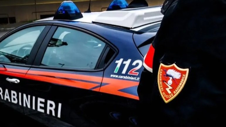 Atripalda, Carabinieri bloccano coppia dopo furto in negozio: denunciati