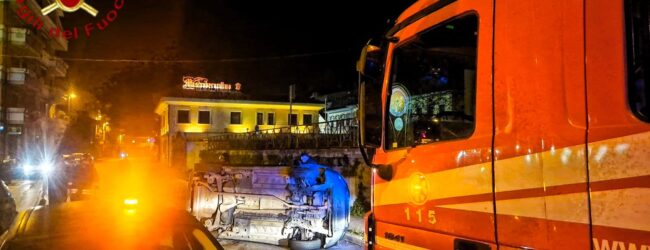 Atripalda, auto si ribalta nella notte: donna di 44 anni estratta dalle lamiere