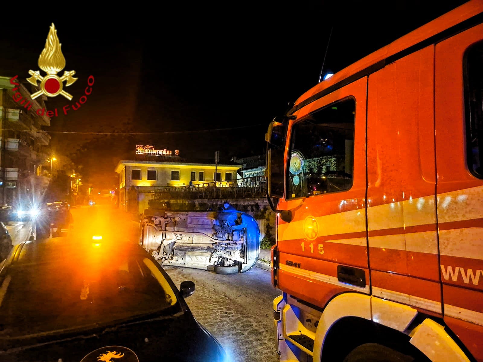 Atripalda, auto si ribalta nella notte: donna di 44 anni estratta dalle lamiere