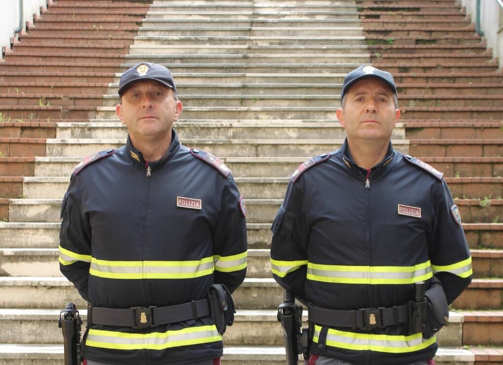 A16| Agenti della Polstrada di Avellino Ovest salvano la vita ad una donna, il marito a bordo di un furgone aveva tentato di strangolarla davanti al figlio di 3 anni