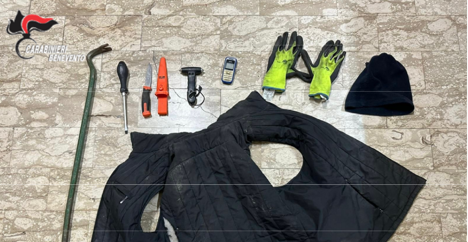Sorpreso con coltello e arnesi da scasso: i Carabinieri della stazione di Telese Terme denunciano giovane del posto