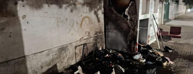 Contenitori abiti usati in fiamme, Asia denuncia