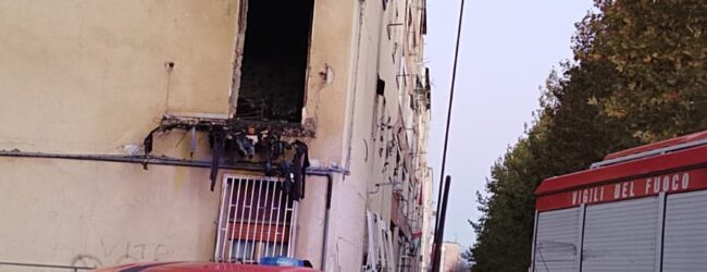 Appartamento in fiamme al rione Libertà, vigili del fuoco spengono l’incendio