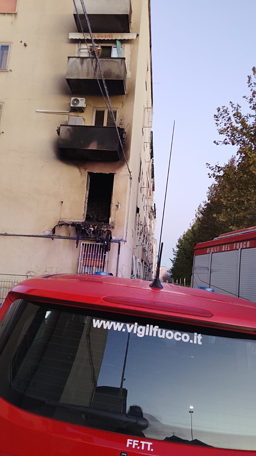 Appartamento in fiamme al rione Libertà, vigili del fuoco spengono l’incendio