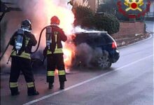 Auto in fiamme sulla SP164 a Grottolella: Vigili del Fuoco in azione, donna tratta in salvo