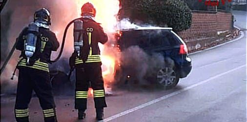 Auto in fiamme sulla SP164 a Grottolella: Vigili del Fuoco in azione, donna tratta in salvo