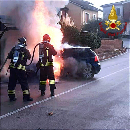 Auto in fiamme sulla SP164 a Grottolella: Vigili del Fuoco in azione, donna tratta in salvo