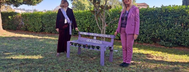 IPSAR “Le Streghe” celebra la Giornata della Gentilezza con l’inaugurazione della Panchina viola