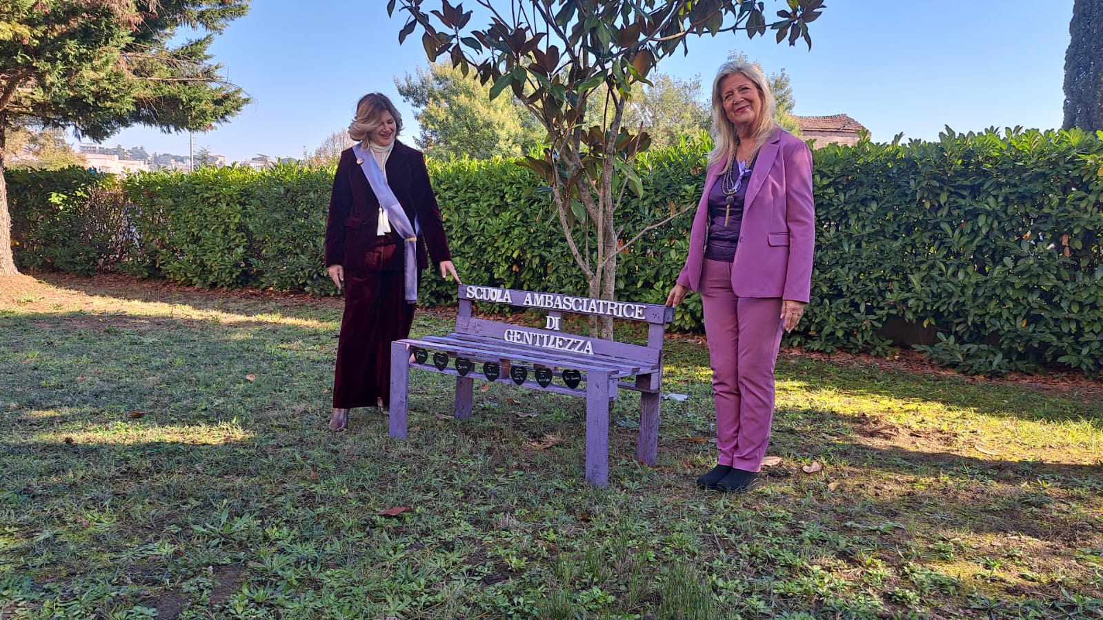 IPSAR “Le Streghe” celebra la Giornata della Gentilezza con l’inaugurazione della Panchina viola