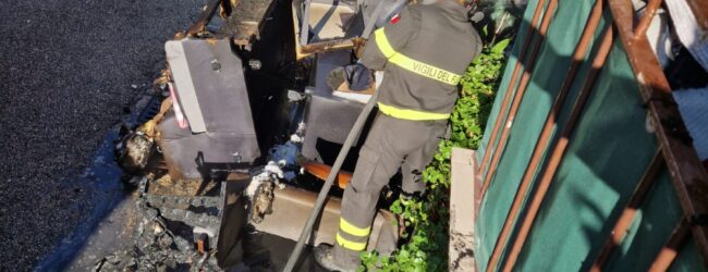 Incendio in un appartamento di via Vitelli, sei persone evacuate