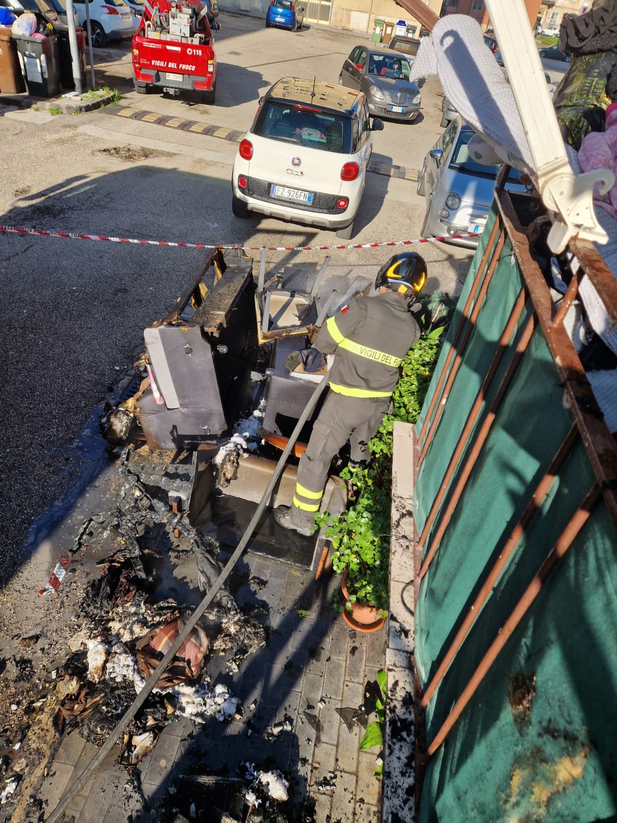Incendio in un appartamento di via Vitelli, sei persone evacuate
