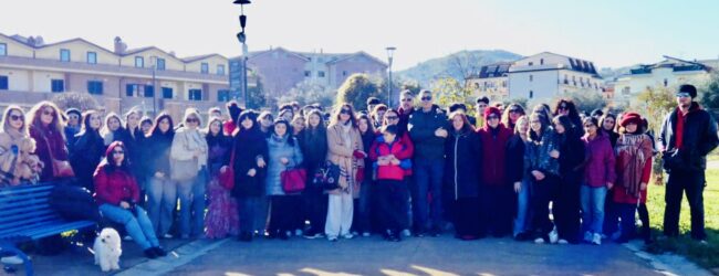 Grande successo per la Camminata Rossa: istituzioni, scuole e cittadini uniti contro la violenza