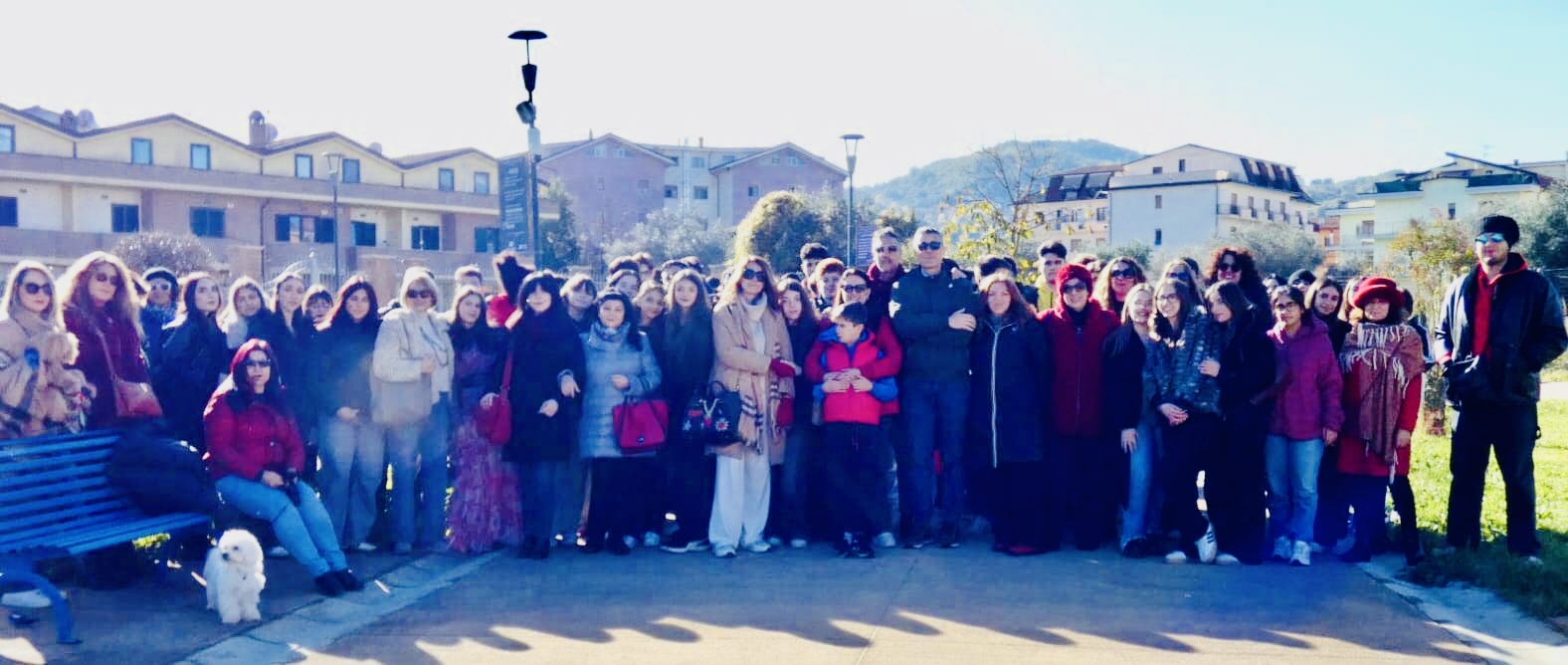 Grande successo per la Camminata Rossa: istituzioni, scuole e cittadini uniti contro la violenza