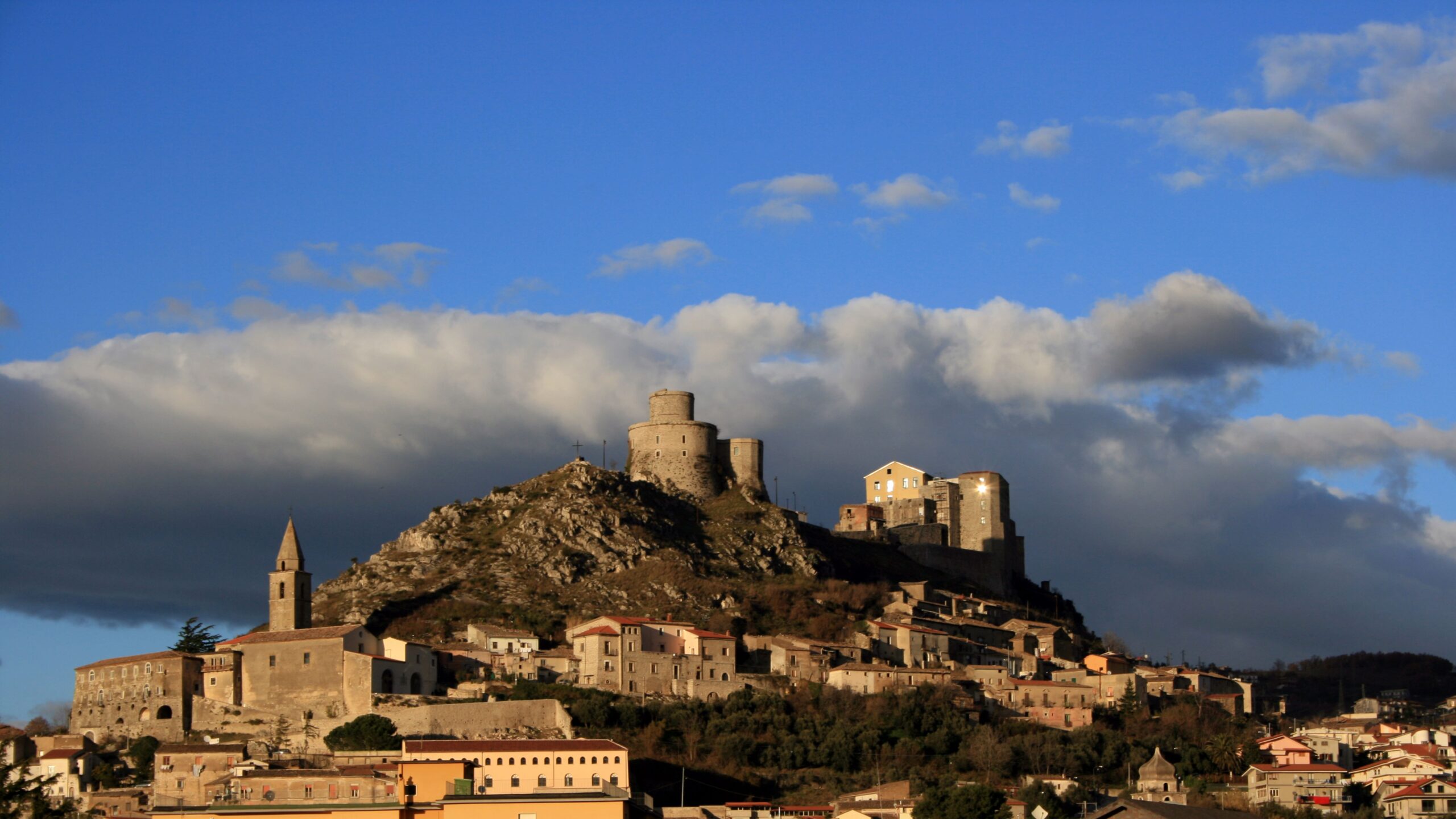 Montesarchio, ordinanza anti-smog: stop a combustioni, generatori inquinanti e motori accesi fino al 19 dicembre