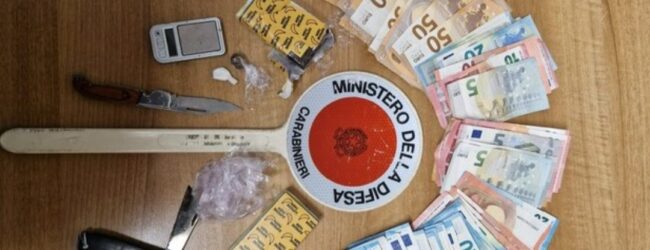 Benevento, arrestato 27enne con droga in casa e in auto: sequestrati oltre 200 grammi di hashish