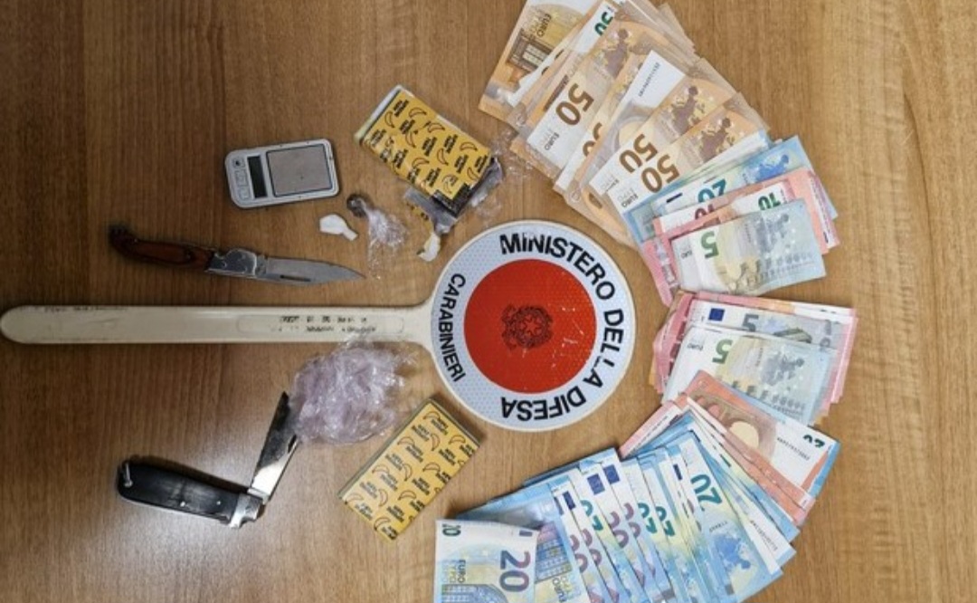 Benevento, arrestato 27enne con droga in casa e in auto: sequestrati oltre 200 grammi di hashish